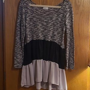 Very PRETTY AND FLATTERING TIERED TUNIC TOP -SIZE MEDIUM - EUC